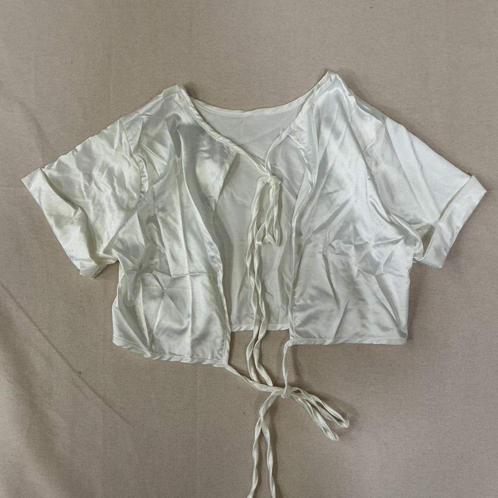 Chic‎ white satin-look crop top